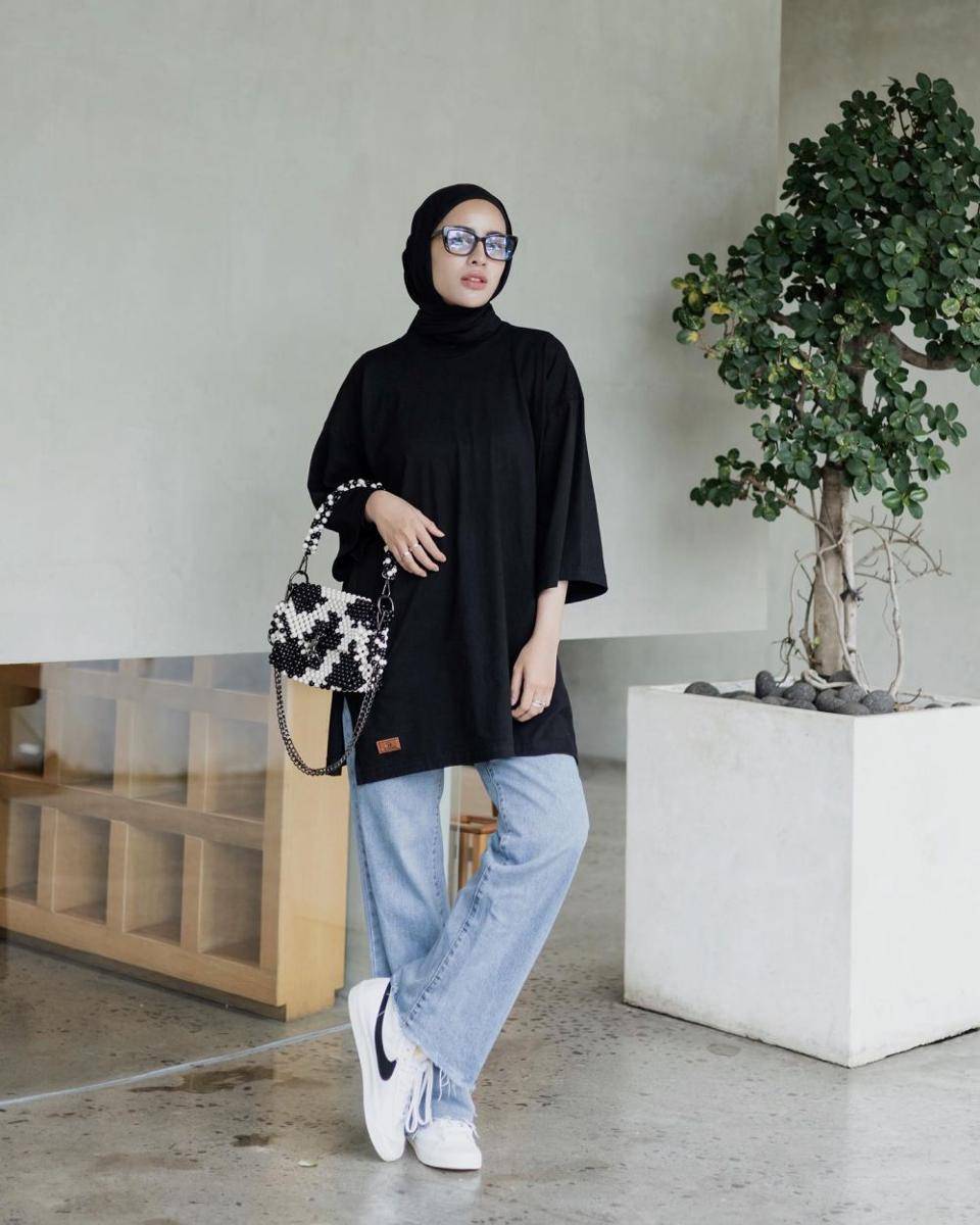 OOTD Hijab dan Wide Leg Pants ala Aghnia Punjabi (instagram.com/emyaghnia)