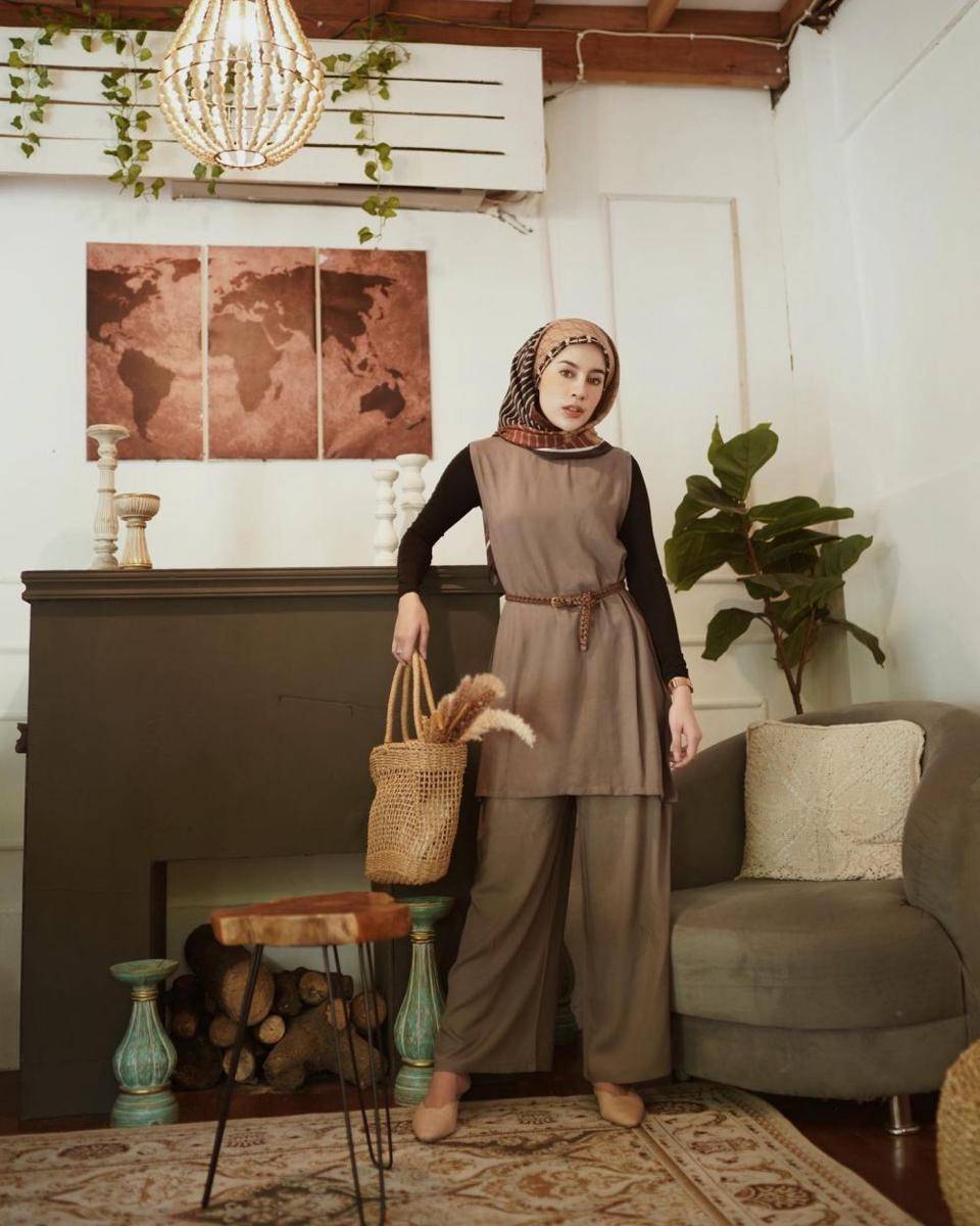 OOTD Hijab dan Wide Leg Pants ala Aghnia Punjabi (instagram.com/emyaghnia)