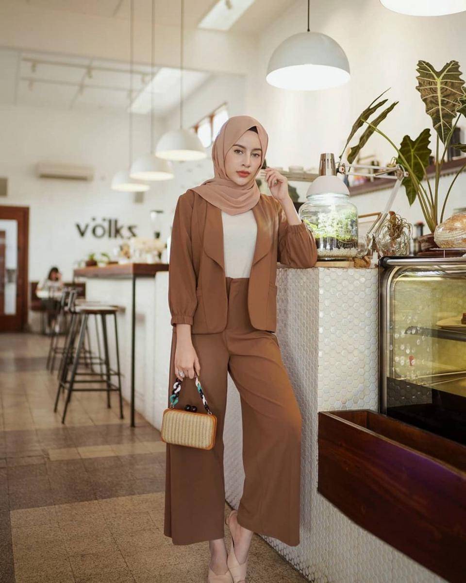 OOTD Hijab dan Wide Leg Pants ala Aghnia Punjabi (instagram.com/emyaghnia)