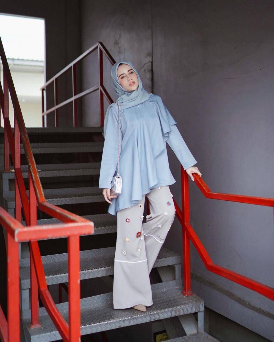 OOTD Hijab dan Wide Leg Pants ala Aghnia Punjabi (instagram.com/emyaghnia)