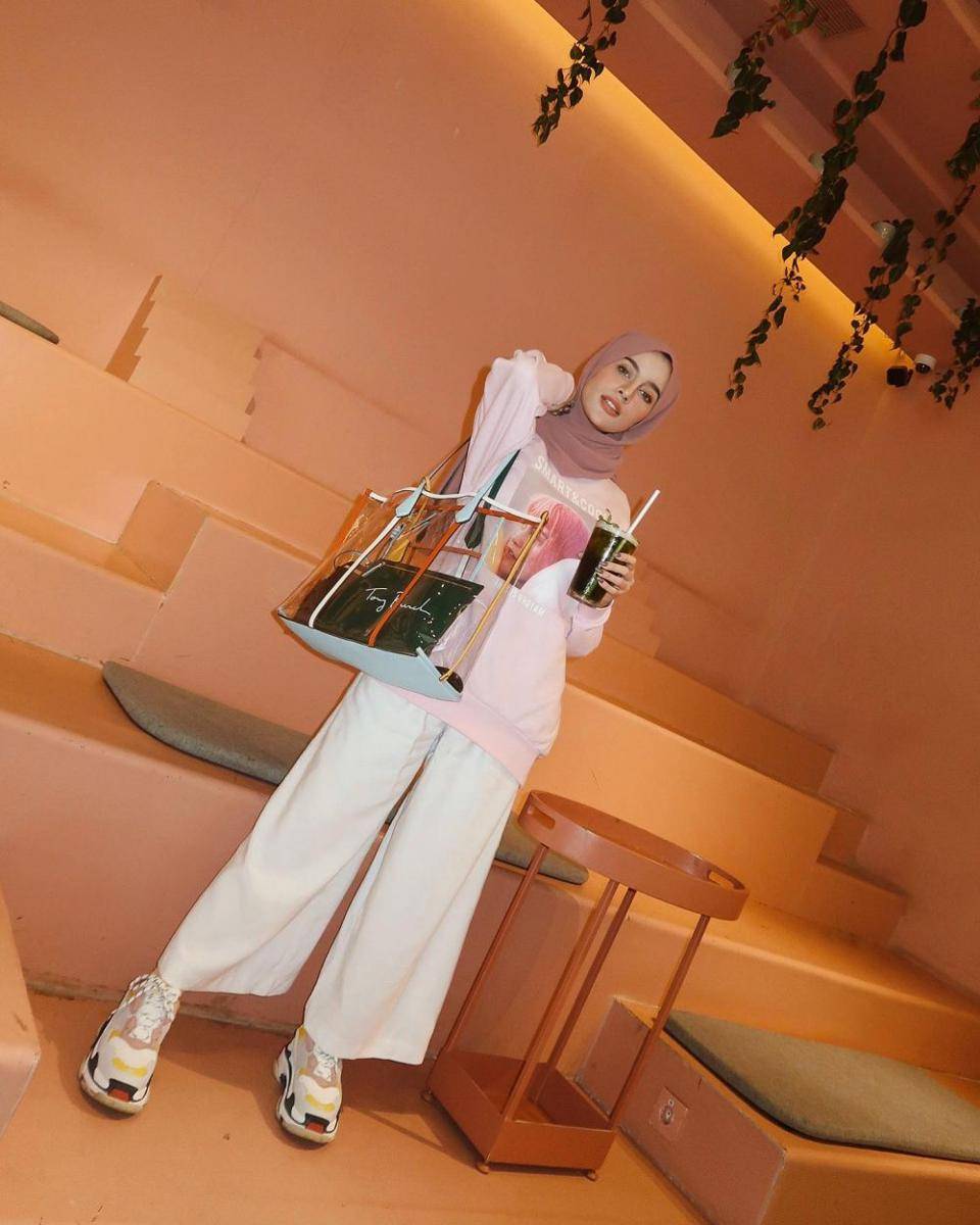 OOTD Hijab dan Wide Leg Pants ala Aghnia Punjabi (instagram.com/emyaghnia)