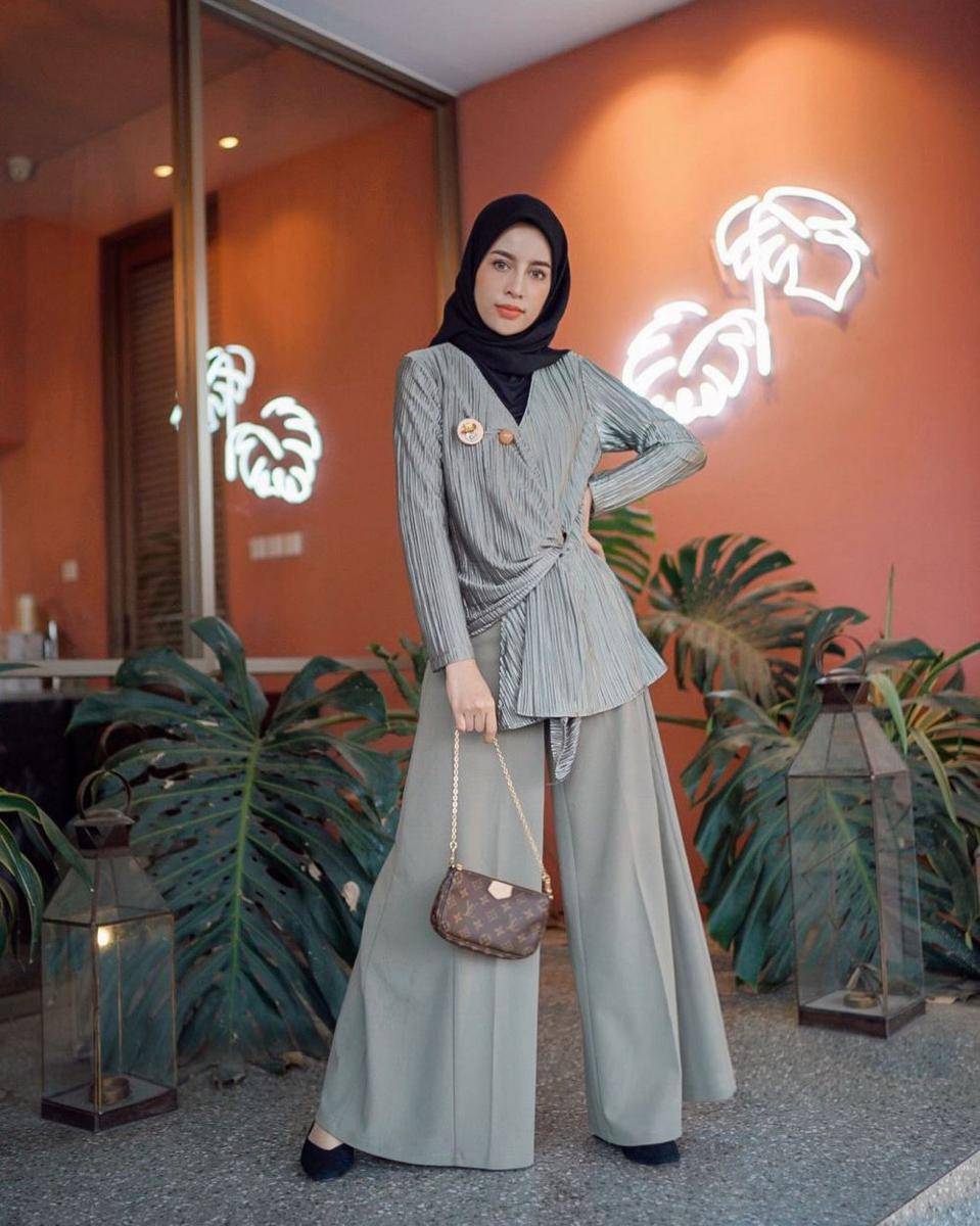 OOTD Hijab dan Wide Leg Pants ala Aghnia Punjabi (instagram.com/emyaghnia)