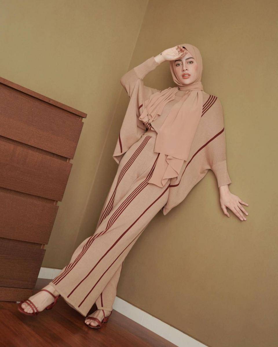 OOTD Hijab dan Wide Leg Pants ala Aghnia Punjabi (instagram.com/emyaghnia)