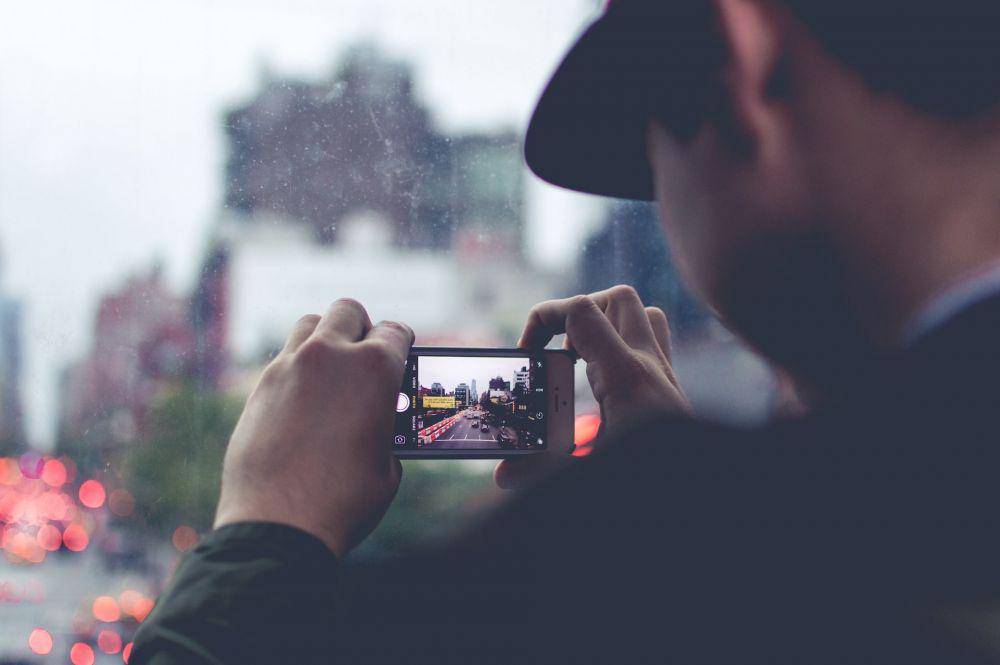 ilustrasi menggunakan kamera HP (unsplash.com/Charlotte Butcher)