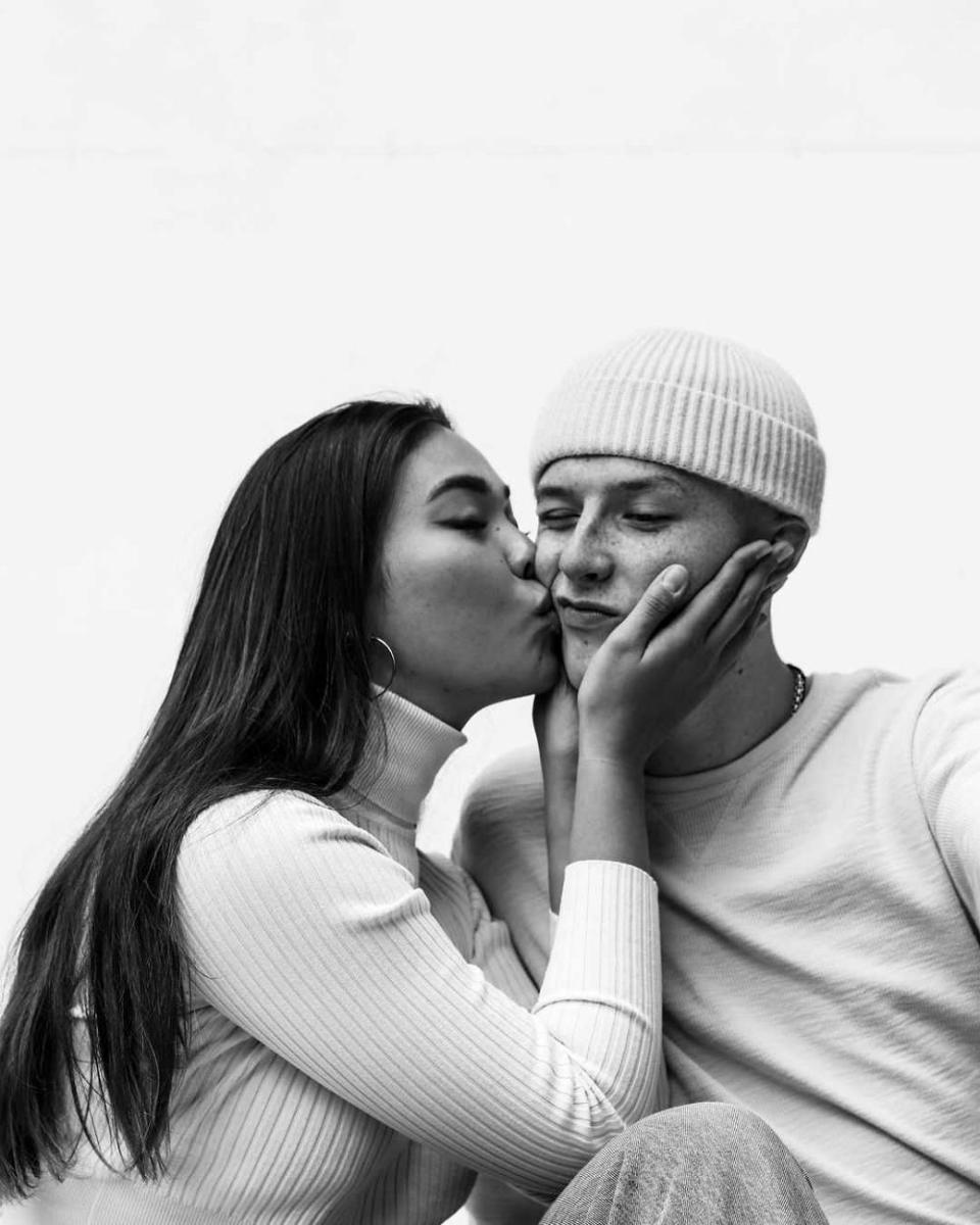 9 Potret Romantis Aktor Harry Kirton dengan Kekasihnya, Bikin Baper!