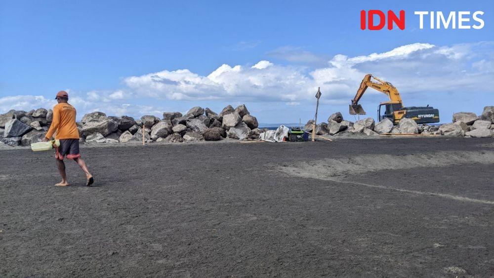 Pembangunan tanggul pantai di pesisir Kusamba. (IDN Times/Wayan Antara)
