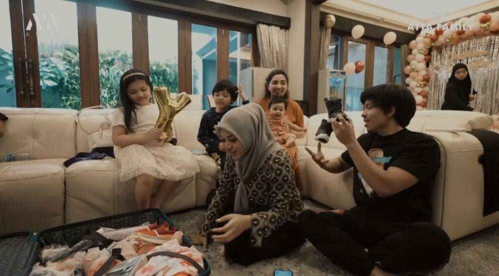 Ameena dapat oleh-oleh (youtube.com/AH)