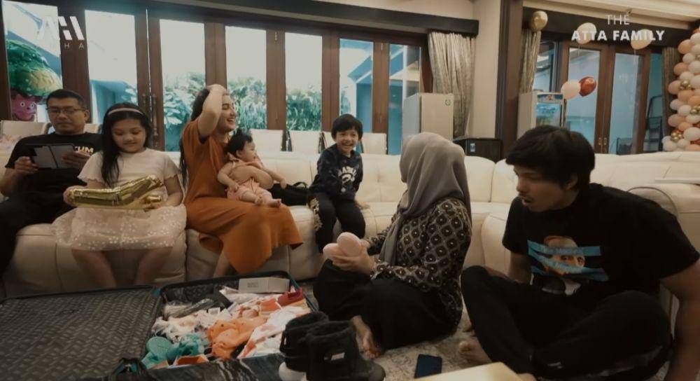 Ameena dapat oleh-oleh (youtube.com/AH)