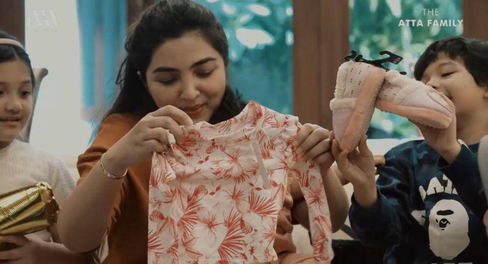 Ameena dapat oleh-oleh (youtube.com/AH)