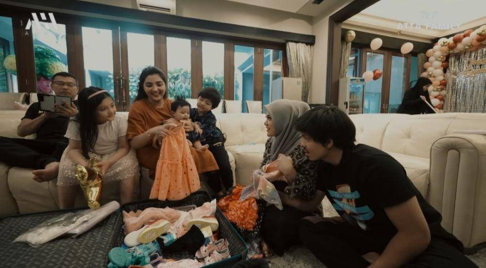 Ameena dapat oleh-oleh (youtube.com/AH)