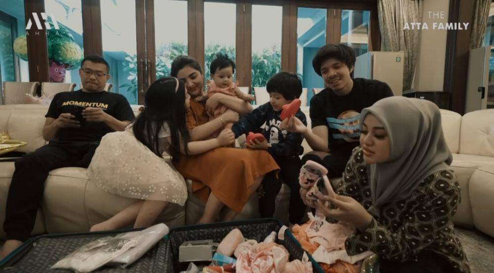 Ameena dapat oleh-oleh (youtube.com/AH)