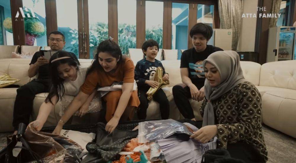 Ameena dapat oleh-oleh (youtube.com/AH)