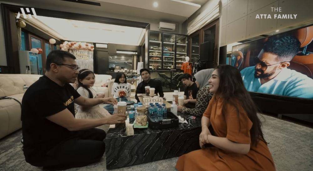 Ameena dapat oleh-oleh (youtube.com/AH)