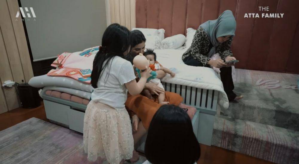 Ameena dapat oleh-oleh (youtube.com/AH)
