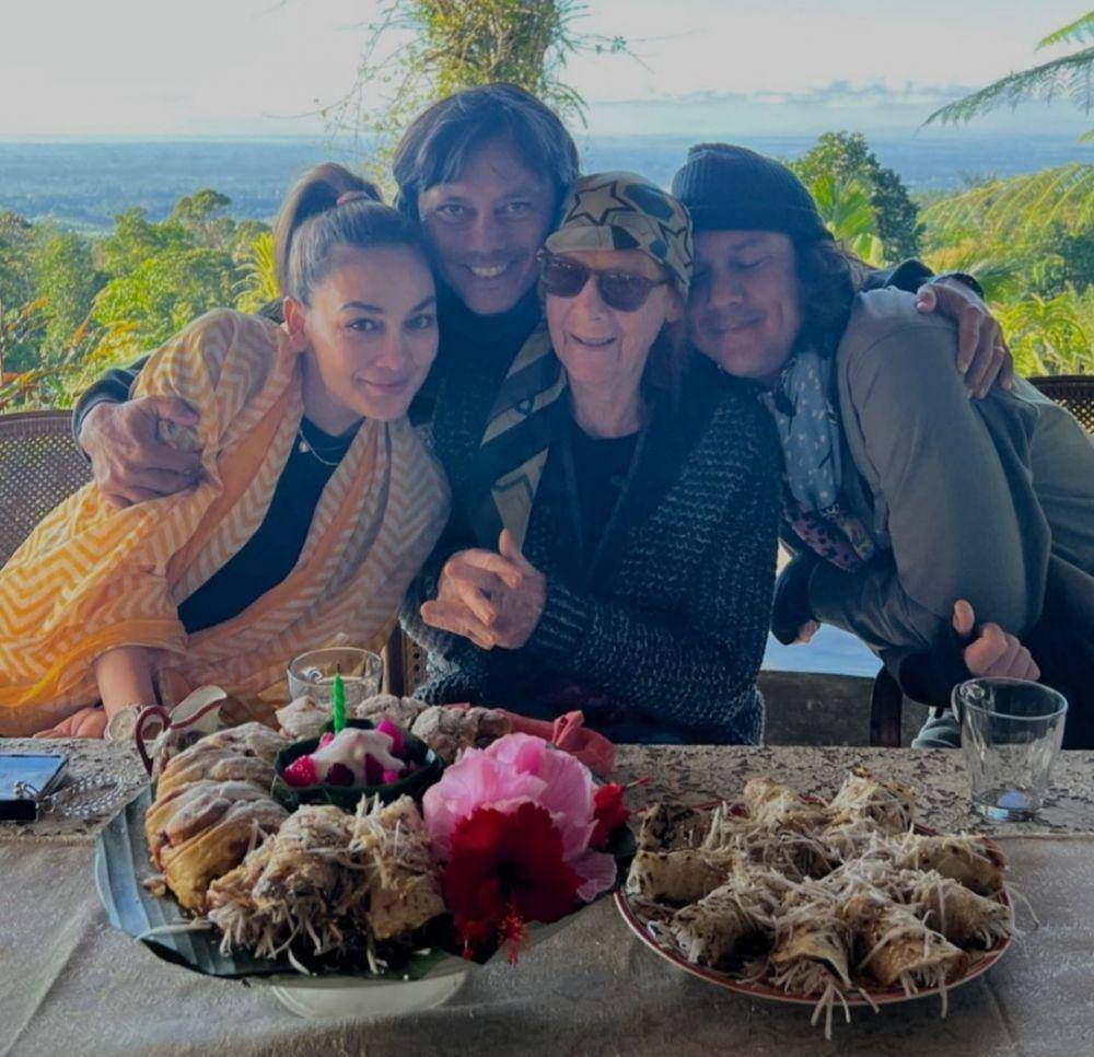 Luna Maya dan keluarga (instagram.com/lunamaya)