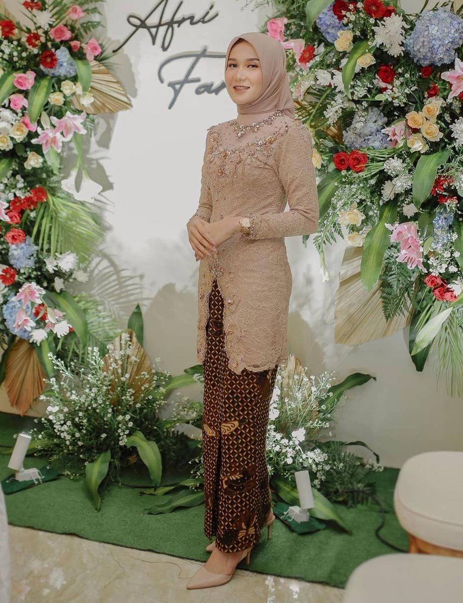 inspirasi kebaya hijab untuk lamaran (instagram.com/juliandisp)