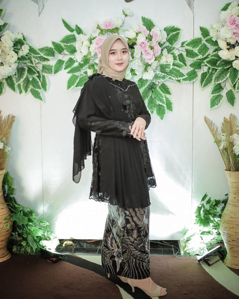 inspirasi kebaya hijab untuk lamaran (instagram.com/resaamaliaaa)