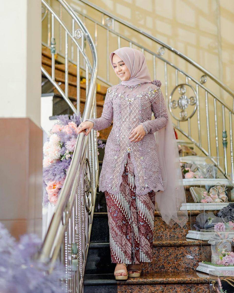 inspirasi kebaya hijab untuk lamaran (instagram.com/febrinasekarr)