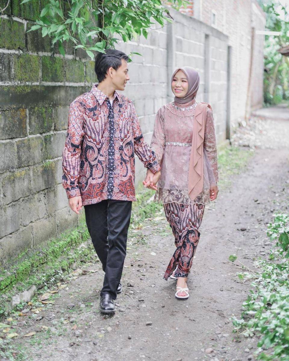 inspirasi kebaya hijab untuk lamaran (instagram.com/rendranovi26)