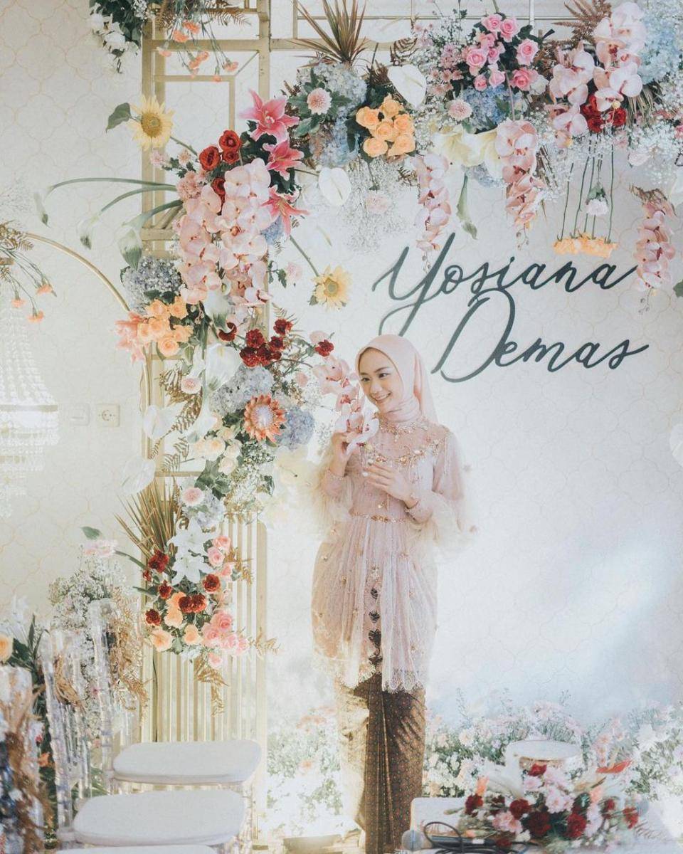 inspirasi kebaya hijab untuk lamaran (instagram.com/yosianaa)