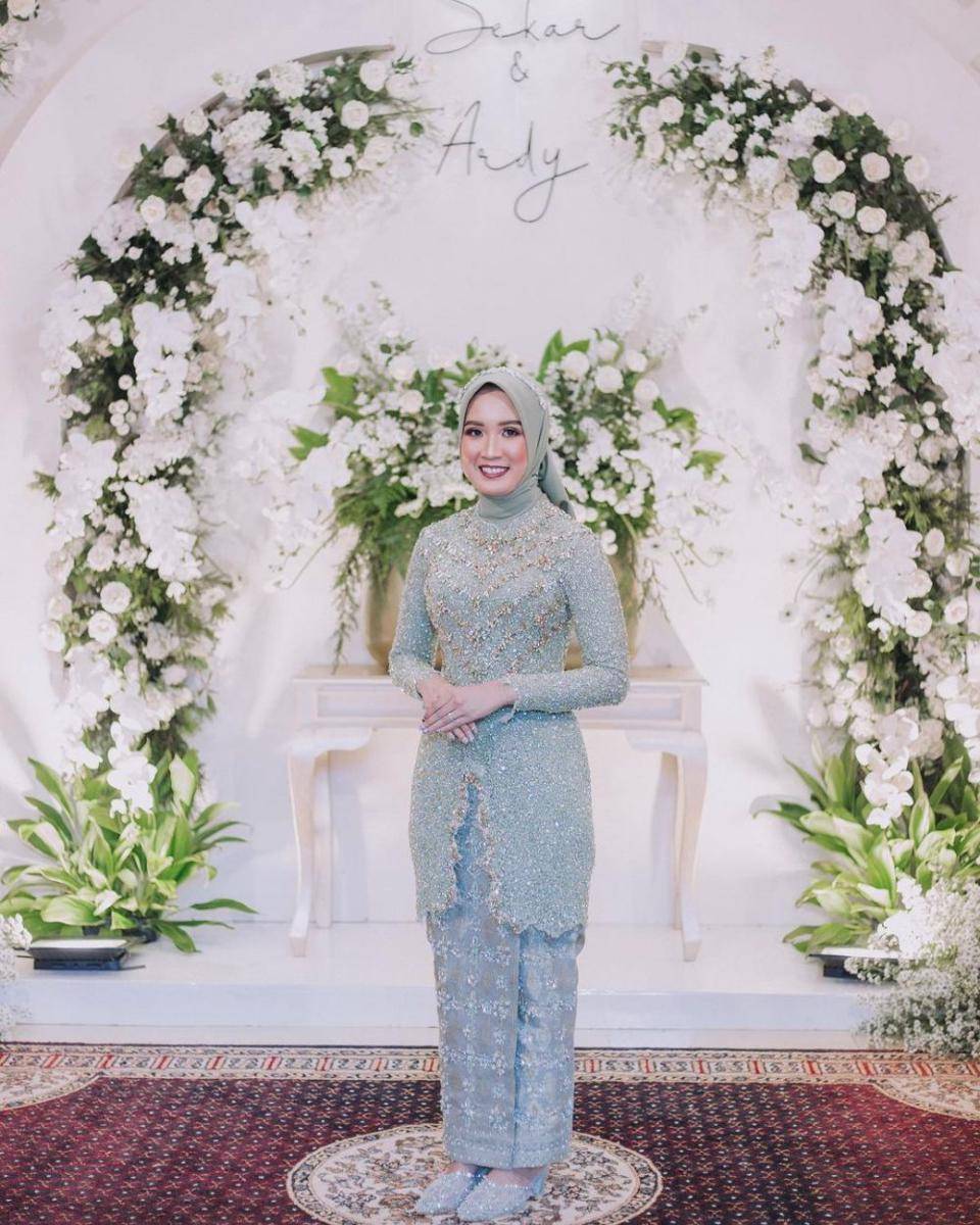 inspirasi kebaya hijab untuk lamaran (instagram.com/febrinasekarr)