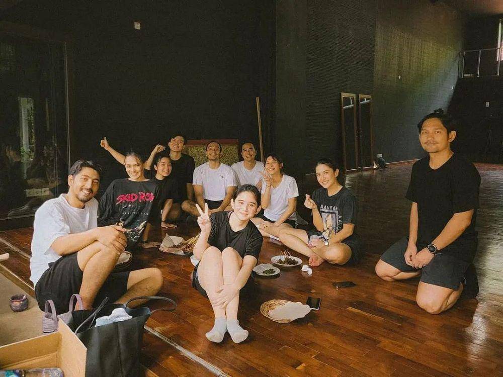 potret Arya Saloka dan cast Gadis Kretek (instagram.com/bayu_ario)