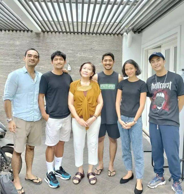 potret Arya Saloka dan cast Gadis Kretek (instagram.com/story.aryasaloka)