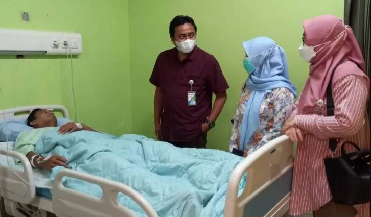 Kepala Kantor BP Jamsostek Samarinda Agus Dwi Fitriyanto saat mengunjungi pemain Borneo FC Sultan Samma yang dirawat di RSUD I.A. MOEIS, Samarinda. (ANTARA/HO/BP Jamsostek)