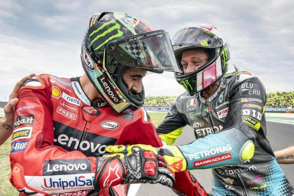 Francesco Bagnaia dan Valentino Rossi (motogp.com)
