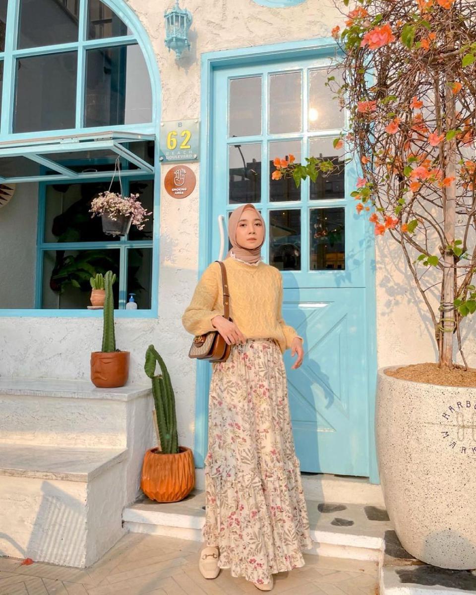 inspirasi outfit nuansa kuning pastel untuk hijan (instagram.com/richaeu)
