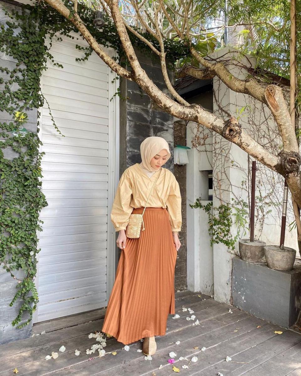 inspirasi outfit nuansa kuning pastel untuk hijab (instagram.com/meiraniap)