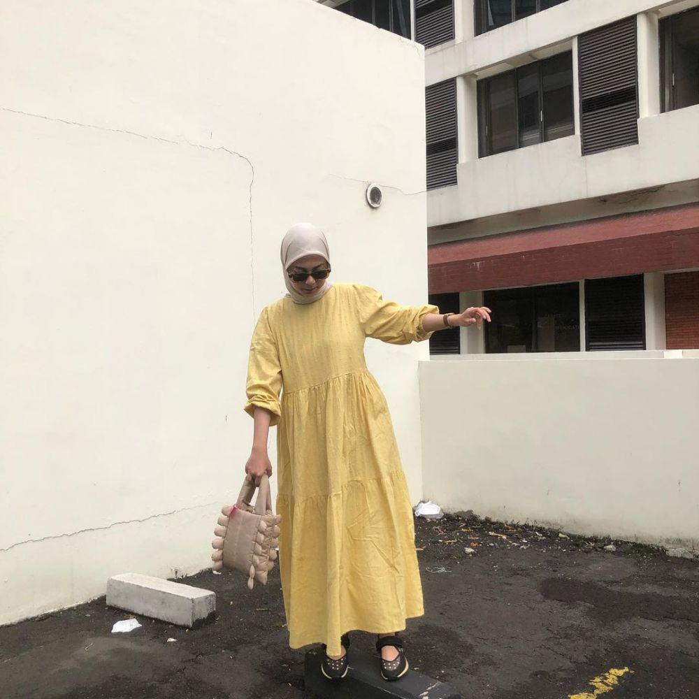 inspirasi outfit nuansa kuning pastel untuk hijab (instagram.com/diantyy.a)