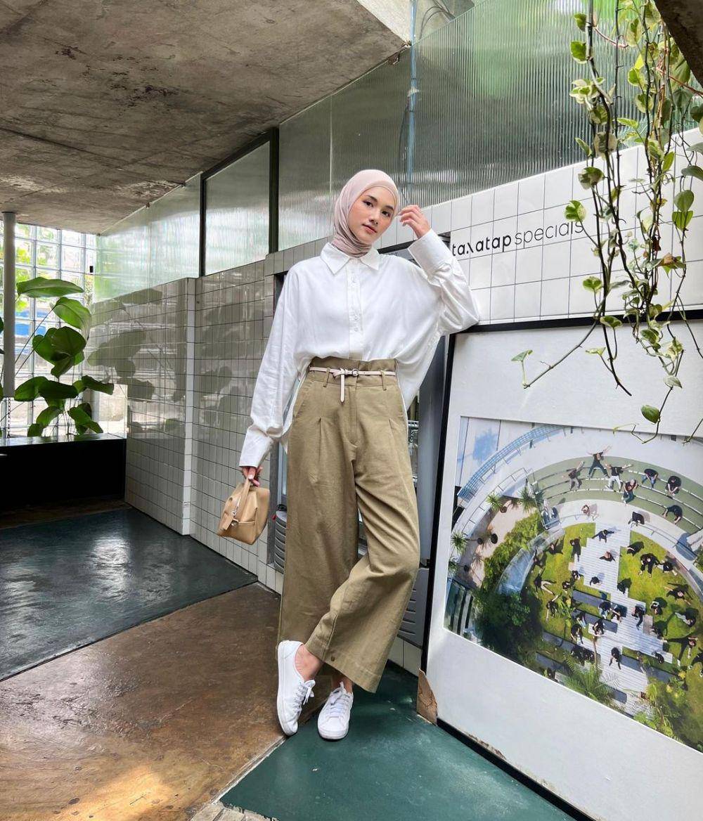 inspirasi padu padan celana high waist untuk hijab (raniaskdr_)
