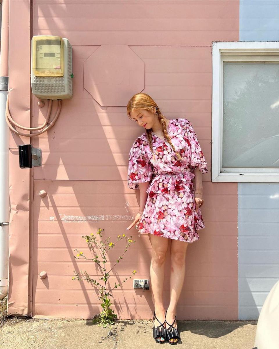 Ide summer outfit ala Chorong Apink (instagram.com/mulgokizary)