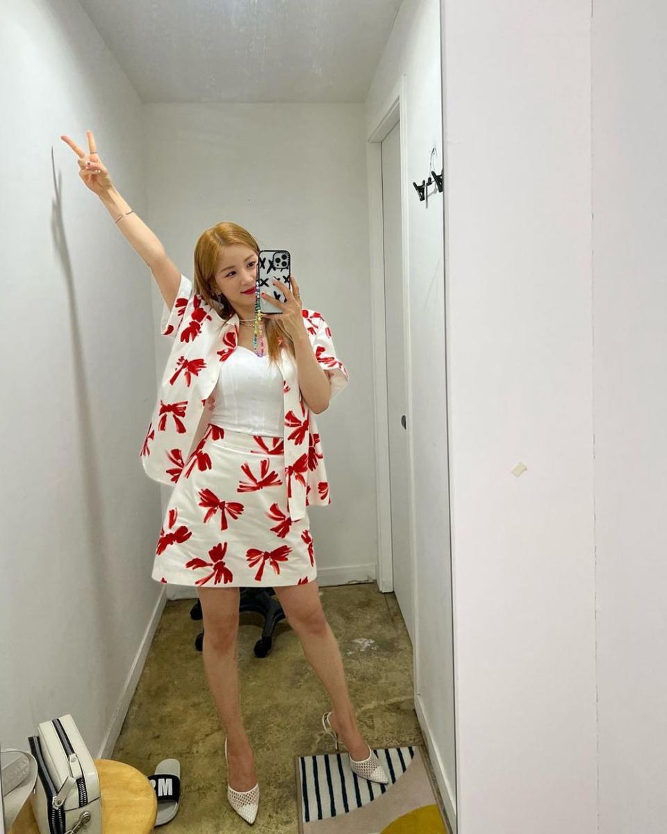 Ide summer outfit ala Chorong Apink (instagram.com/mulgokizary)