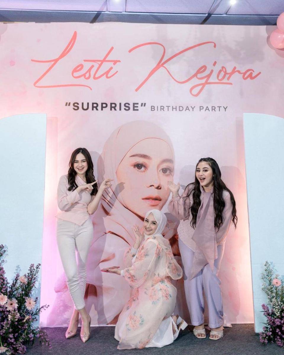 Gaya artis di ulangtahun Lesti Kejora. (instagram.com/shaniaindryn)