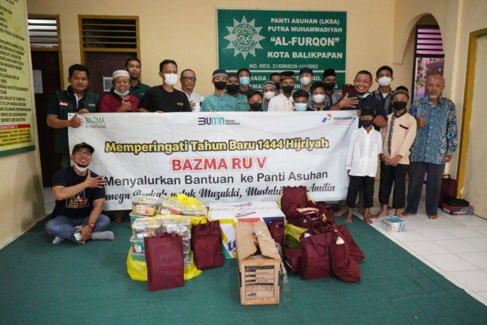 Baituzzakah Pertamina (Bazma) RU V Balikpapan menyalurkan bantuan kepada ke sejumlah panti asuhan setempat, Sabtu (6/8/2022). Foto Pertamina