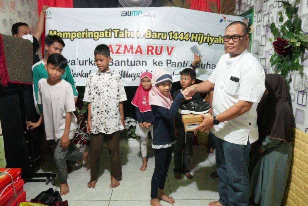 Baituzzakah Pertamina (Bazma) RU V Balikpapan menyalurkan bantuan kepada ke sejumlah panti asuhan setempat, Sabtu (6/8/2022). Foto Pertamina