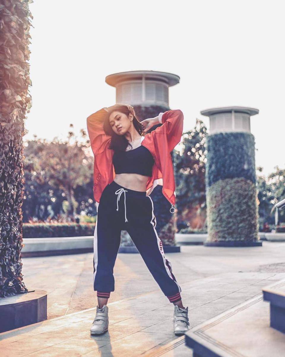 padu padan layering outfit ala Triarona (instagram.com/triarona)