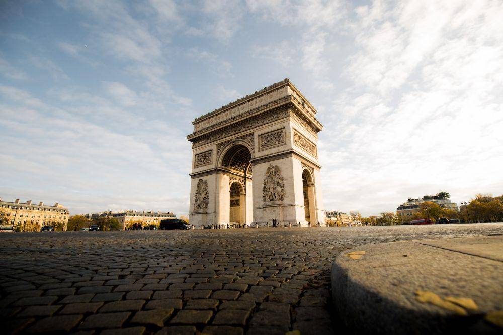 Arc de Triomphe (unsplash.com/canmandawe)