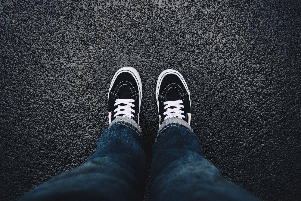 Pin roll pada celana (unsplash.com/Fachry Zella Devandra)