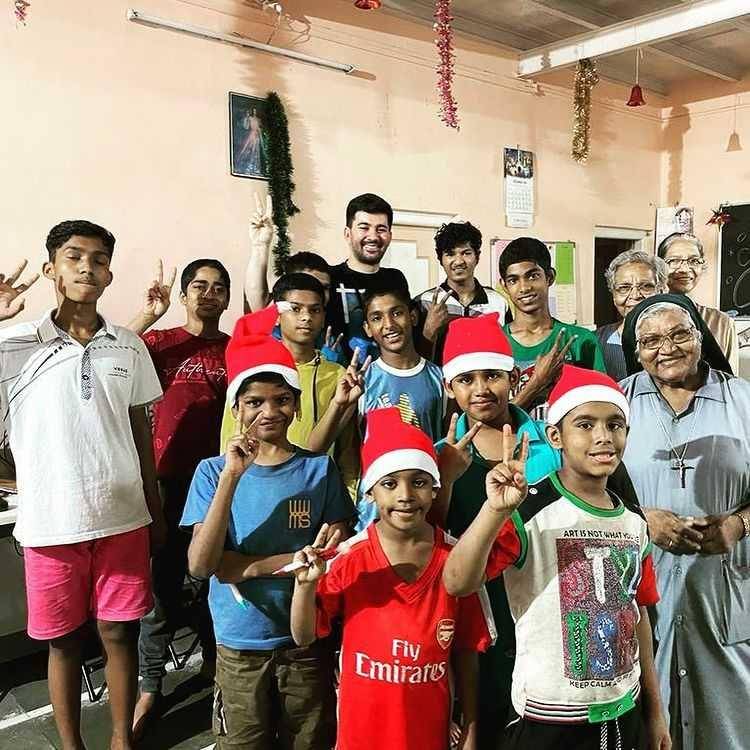 Karan Deol dan anak-anak (instagram.com/imkarandeol)