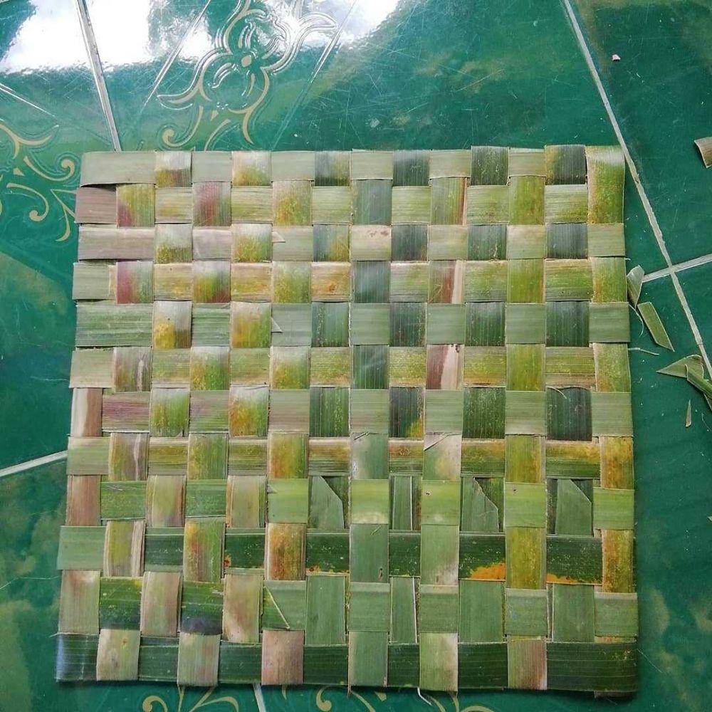 tikar daun kelapa (instagram.com/aronnikas)