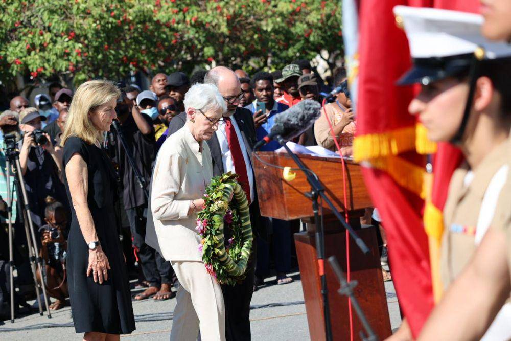 Wendy Sherman dan delegasi AS lainnya dalam peringatan pertempuran Guadalcanal semasa Perang Dunia II, di Kepulauan Solomon pada Minggu, 7 Agustus 2022. (Twitter/Wendy Sherman)