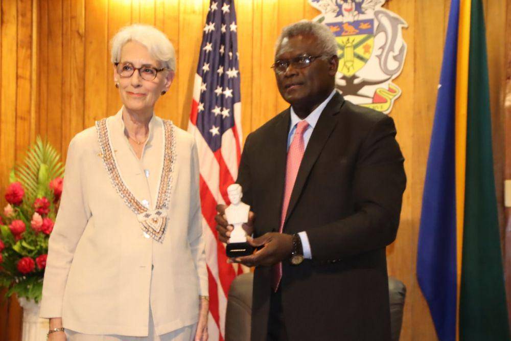 Wakil Menteri Luar Negeri Amerika Serikat, Wendy Sherman, saat bertemu Perdana Menteri Kepulauan Solomon, Manasseh Sogavare, pada 7 Agustus 2022. (Twitter/Wendy R Sherman)