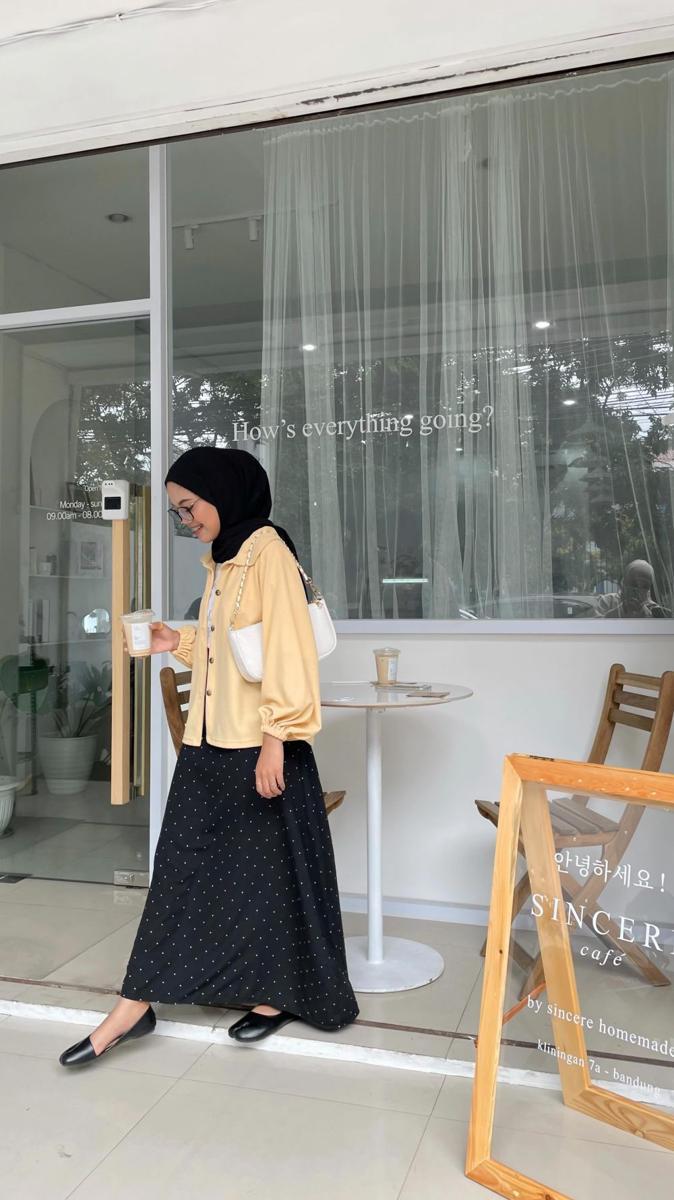 inspirasi outfit nuansa kuning pastel untuk hijab (instagram.com/rafikarahmaaa)