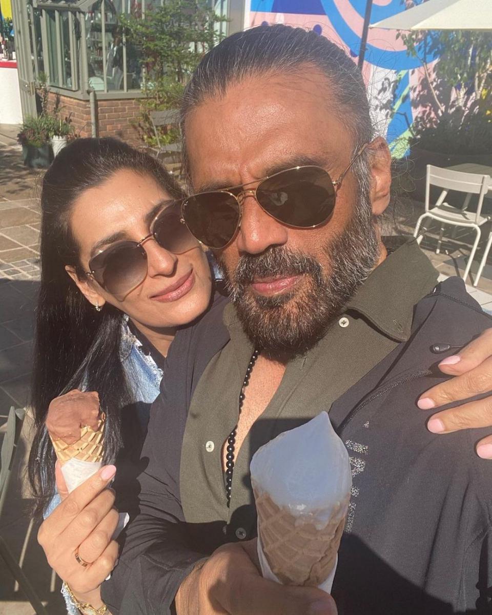 Suniel Shetty dan istri. (instagram.com/suniel.shetty)