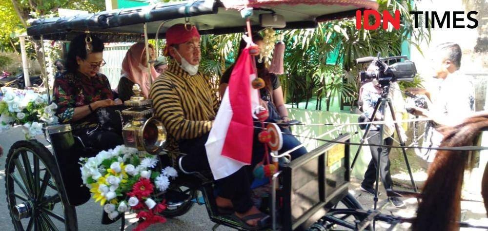 Naiki kereta kuda, GKR Hemas turut kirab budaya Neco, Sabdodadi Kapanewon Bantul, Kabupaten Bantul.(IDN Times/Daruwaskita)