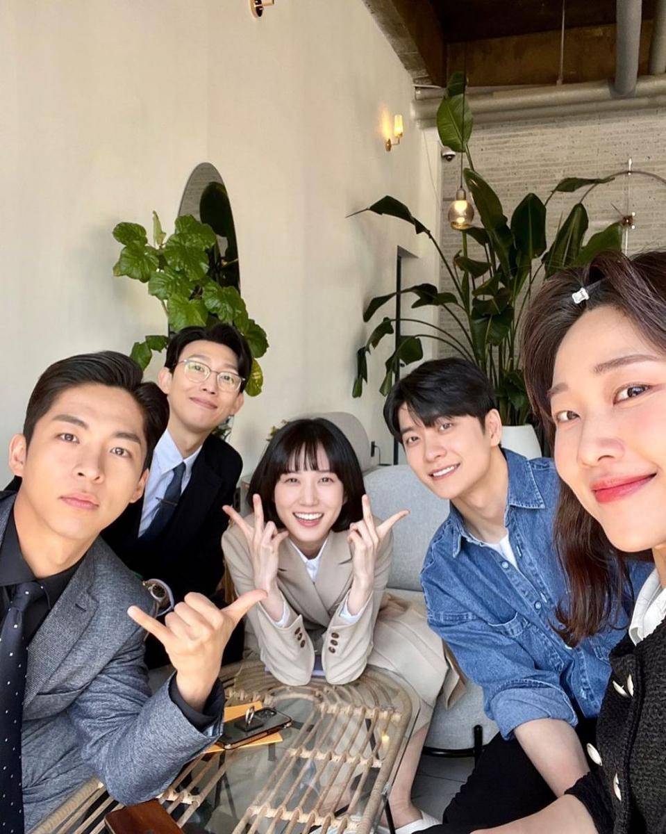 potret skuad Hanbada di balik layar Extraordinary Attorney Woo (instagram.com/booboo2injo)