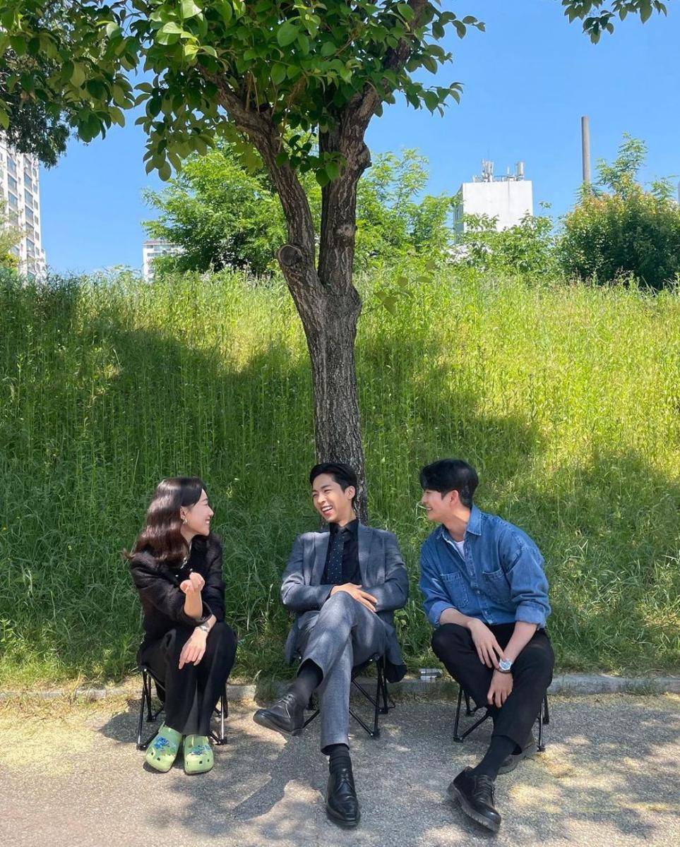 potret skuad Hanbada di balik layar Extraordinary Attorney Woo (instagram.com/hayoonkie)